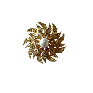 Vintage Women's Unbranded Brooch Pin Gold Tone Flower Faux Pearl Centre